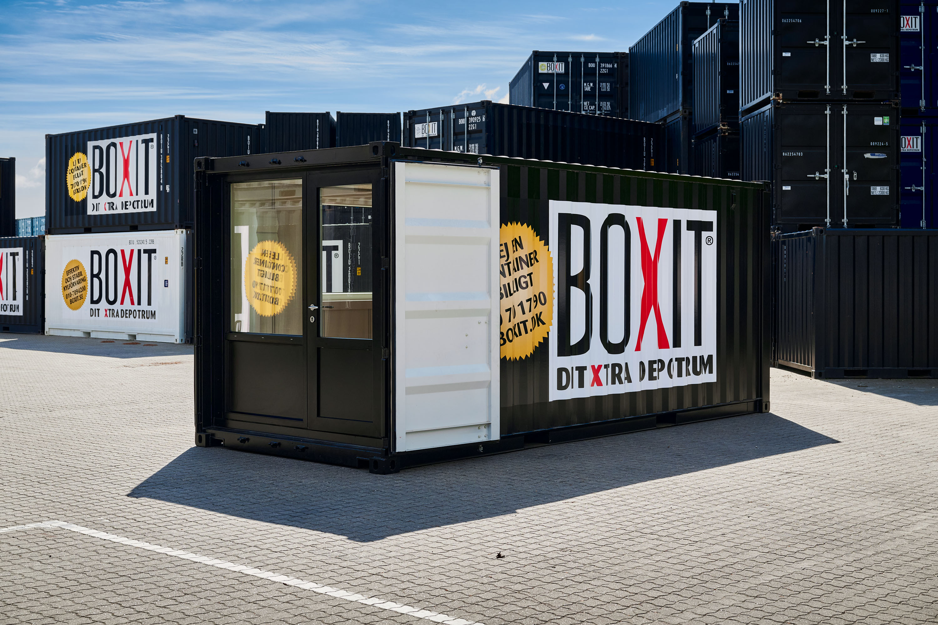 BOXIT kontorscontainer med fönster och glasdörr
