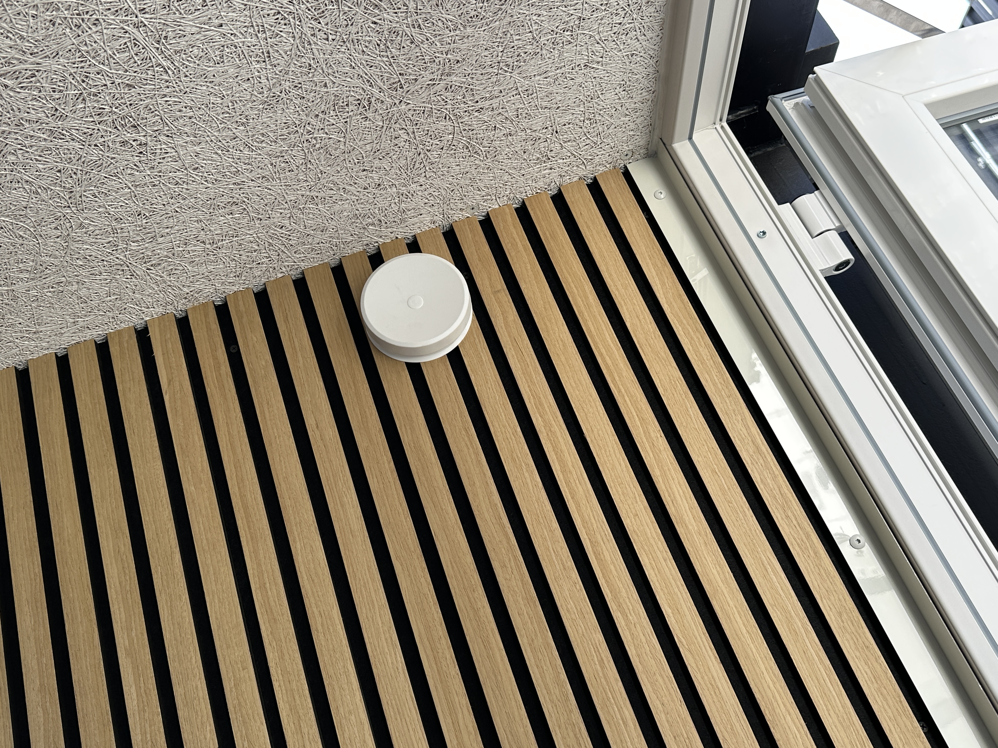 Ventilation och öppningsbart fönster i kontorscontainer