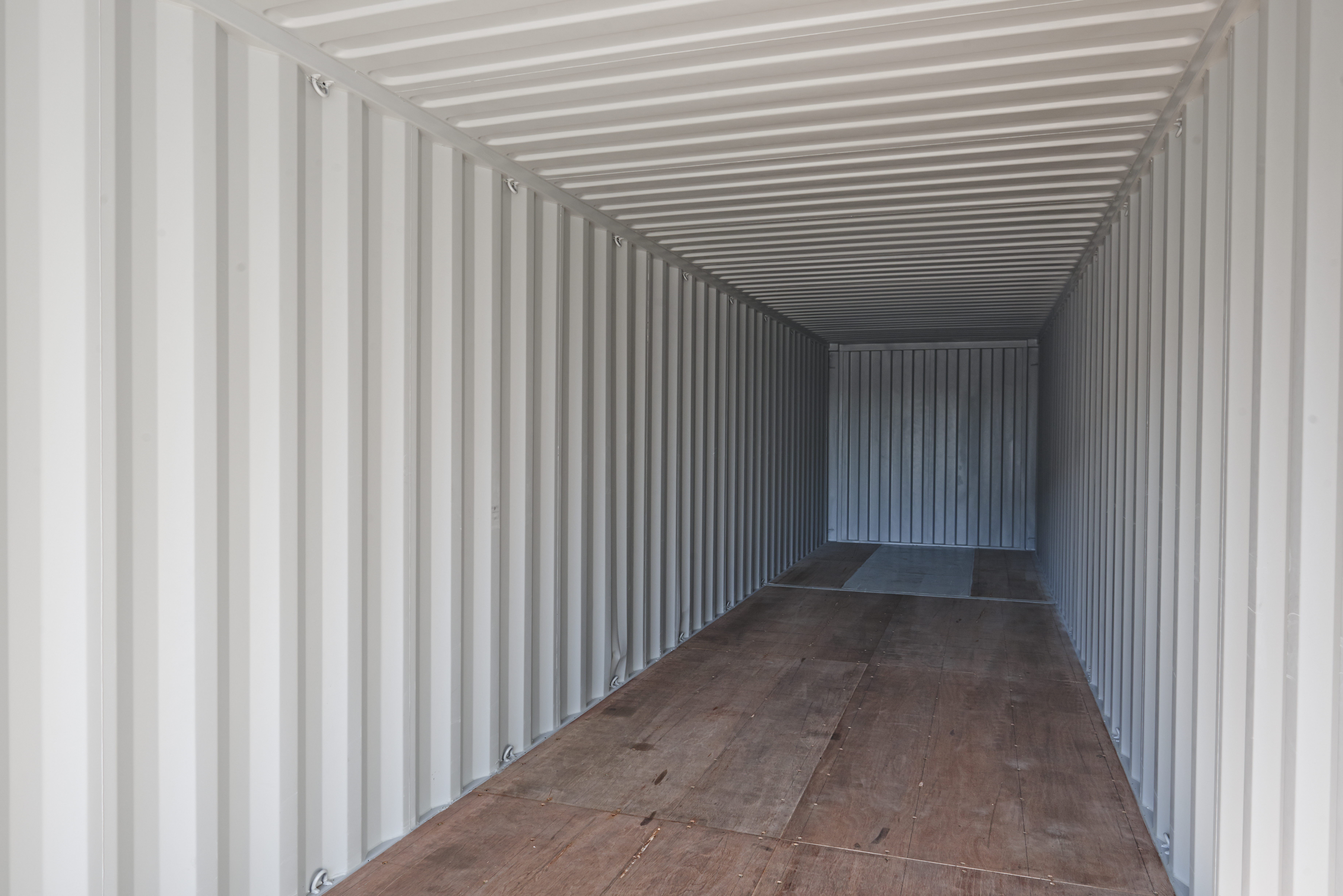 Invändigt utrymme i 40 fots container från BOXIT med gott om plats för förvaring